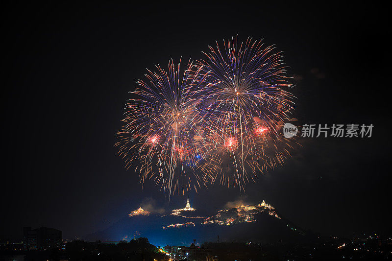 泰国，派差武里，Phra Nakhon kiri历史公园，Khao Wang宫殿上空巨大的烟花。庆祝烟花翻山